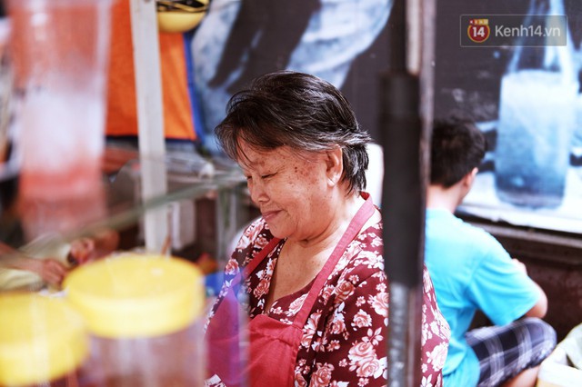 Lớp học đáng yêu trên vỉa hè: Một bác bảo vệ vừa giữ xe vừa dạy chữ cho cậu nhóc bán hàng rong ở Sài Gòn - Ảnh 2.