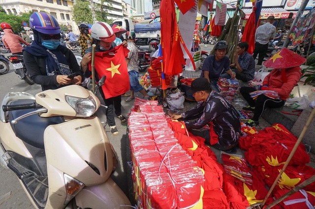 Người TP HCM nườm nượp mua sẵn cờ, áo đỏ cổ vũ tuyển Việt Nam - Ảnh 2.