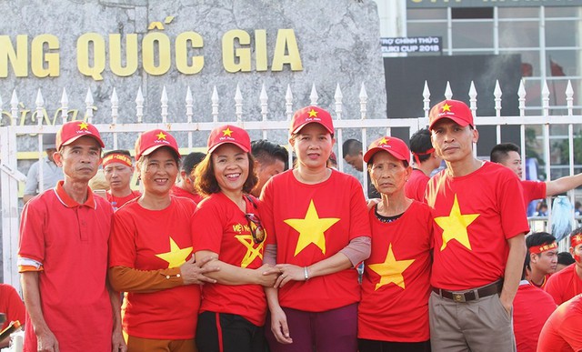 Gia đình cầu thủ Văn Đức và Trọng Hoàng dù say xe vẫn vượt 300km ra Hà Nội tiếp sức cho đội tuyển Việt Nam - Ảnh 1.