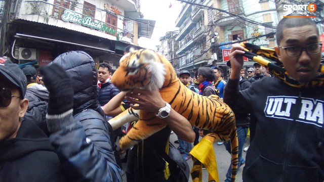 Ultras Malaysia mang hổ bông khuấy động phố cổ Hà Nội - Ảnh 2.