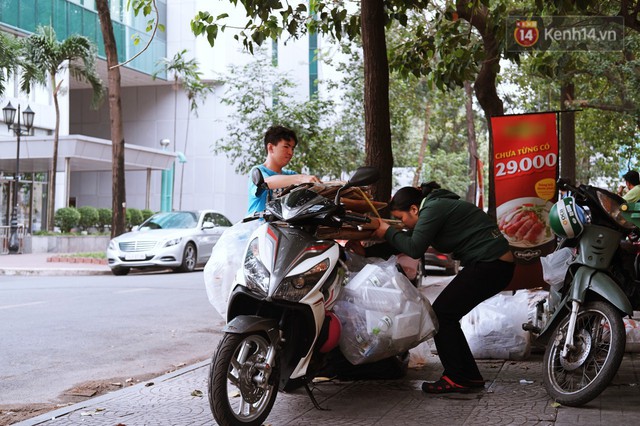 Lớp học đáng yêu trên vỉa hè: Một bác bảo vệ vừa giữ xe vừa dạy chữ cho cậu nhóc bán hàng rong ở Sài Gòn - Ảnh 13.