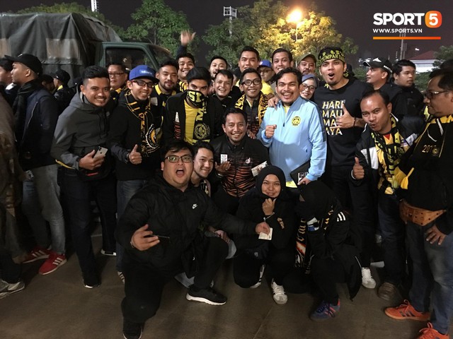 Bộ trưởng 9x, đẹp trai như hot boy của Malaysia không ngồi khán đài vip, hòa mình cùng Ultras tiếp lửa thầy trò Tan Cheng Hoe - Ảnh 3.