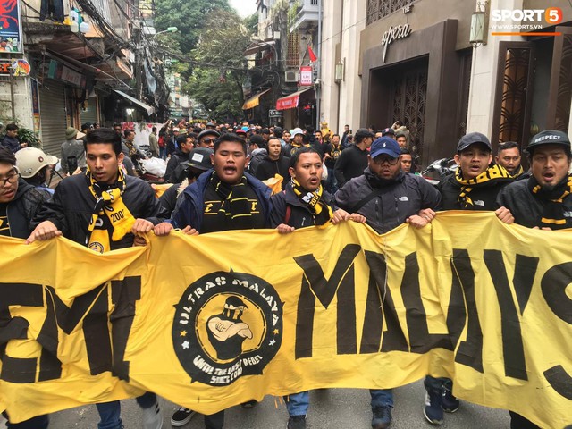 Ultras Malaysia mang hổ bông khuấy động phố cổ Hà Nội - Ảnh 5.