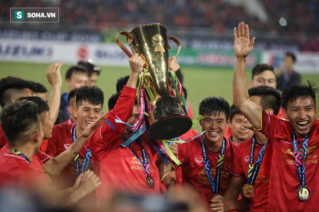 Cận cảnh ĐT Việt Nam nhận cúp vô địch AFF Cup 2018 sau trận chung kết lịch sử - Ảnh 4.