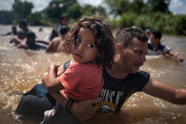 Reuters công bố Ảnh của năm 2018: Những khoảnh khắc yêu thương trong một năm quá nhiều thảm họa - Ảnh 6.