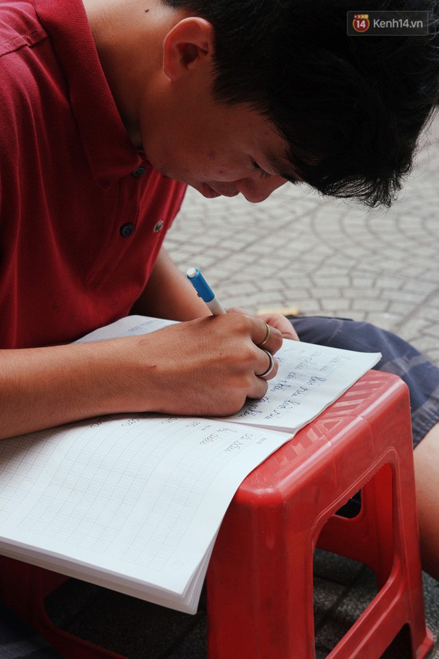 Lớp học đáng yêu trên vỉa hè: Một bác bảo vệ vừa giữ xe vừa dạy chữ cho cậu nhóc bán hàng rong ở Sài Gòn - Ảnh 6.
