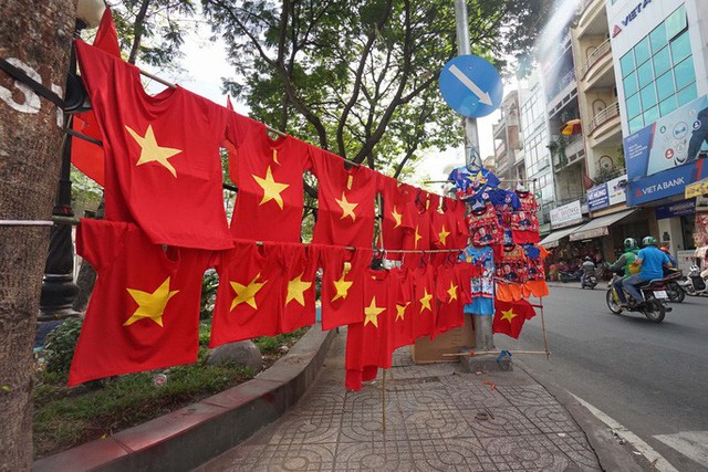 Người TP HCM nườm nượp mua sẵn cờ, áo đỏ cổ vũ tuyển Việt Nam - Ảnh 6.