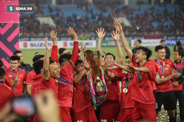 Cận cảnh ĐT Việt Nam nhận cúp vô địch AFF Cup 2018 sau trận chung kết lịch sử - Ảnh 6.