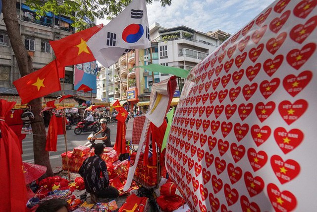 Người TP HCM nườm nượp mua sẵn cờ, áo đỏ cổ vũ tuyển Việt Nam - Ảnh 7.