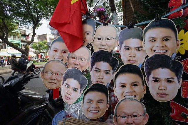 Người TP HCM nườm nượp mua sẵn cờ, áo đỏ cổ vũ tuyển Việt Nam - Ảnh 10.