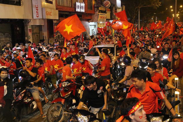 Người Sài Gòn nổi loạn thâu đêm mừng Việt Nam vô địch AFF Cup 2018 - Ảnh 3.