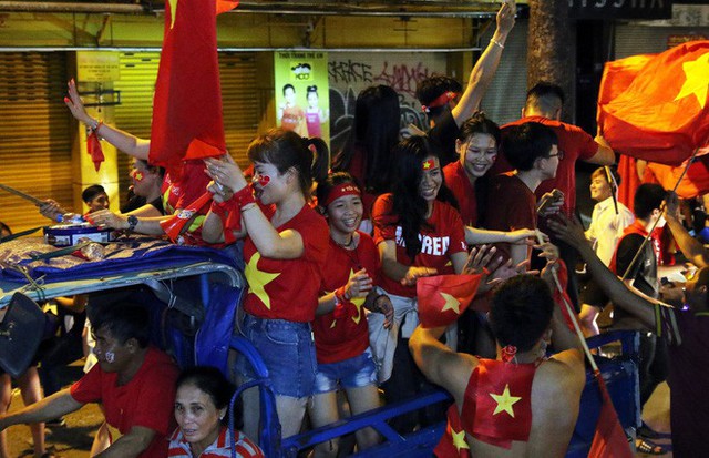 Người Sài Gòn nổi loạn thâu đêm mừng Việt Nam vô địch AFF Cup 2018 - Ảnh 12.