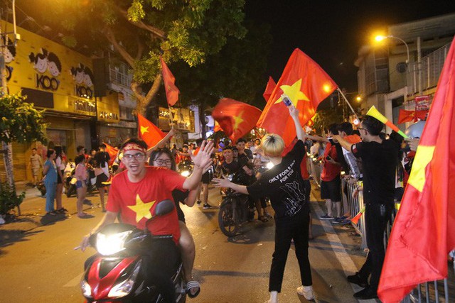 Người Sài Gòn nổi loạn thâu đêm mừng Việt Nam vô địch AFF Cup 2018 - Ảnh 13.