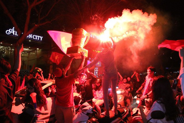 Người Sài Gòn nổi loạn thâu đêm mừng Việt Nam vô địch AFF Cup 2018 - Ảnh 14.
