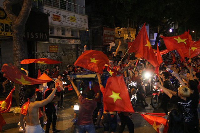 Người Sài Gòn nổi loạn thâu đêm mừng Việt Nam vô địch AFF Cup 2018 - Ảnh 17.