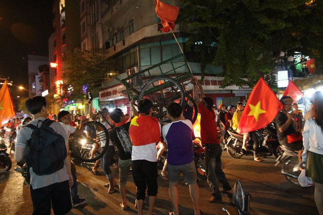 Người Sài Gòn nổi loạn thâu đêm mừng Việt Nam vô địch AFF Cup 2018 - Ảnh 7.