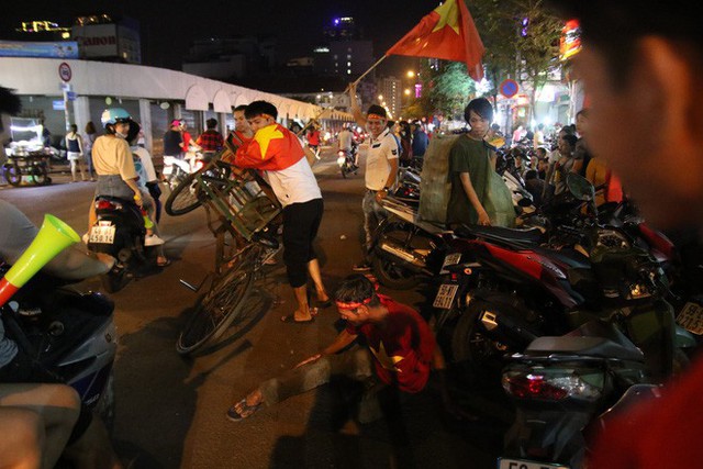 Người Sài Gòn nổi loạn thâu đêm mừng Việt Nam vô địch AFF Cup 2018 - Ảnh 8.