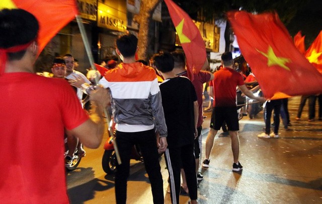 Người Sài Gòn nổi loạn thâu đêm mừng Việt Nam vô địch AFF Cup 2018 - Ảnh 9.
