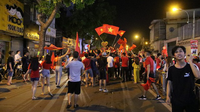 Người Sài Gòn nổi loạn thâu đêm mừng Việt Nam vô địch AFF Cup 2018 - Ảnh 10.