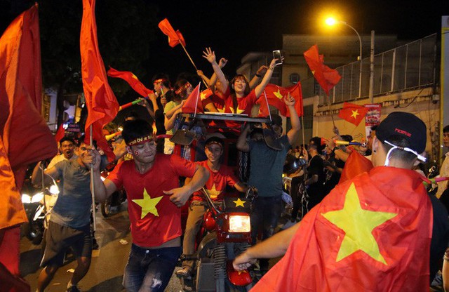 Người Sài Gòn nổi loạn thâu đêm mừng Việt Nam vô địch AFF Cup 2018 - Ảnh 11.