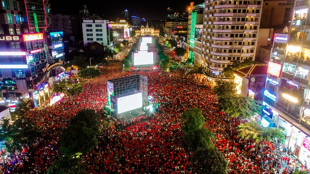 Cùng nhìn lại biển người chật kín gần 1.000 mét phố Nguyễn Huệ đêm chung kết AFF Cup 2018 nhìn từ trên cao - Ảnh 5.