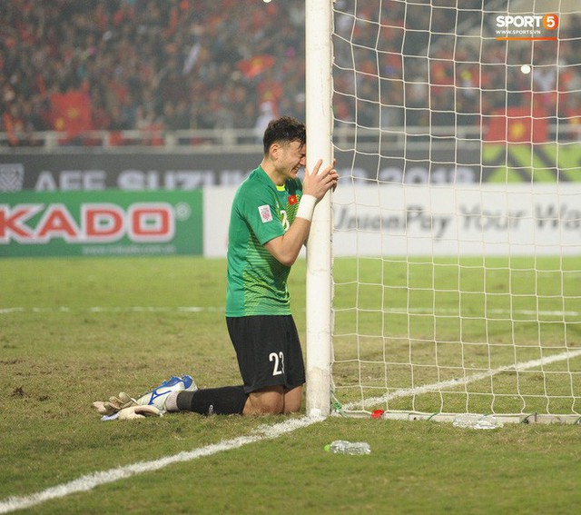 Bố của Lâm Tây tiết lộ lý do con trai ôm cột dọc khóc ngon lành khi vô địch AFF Cup 2018 - Ảnh 1.