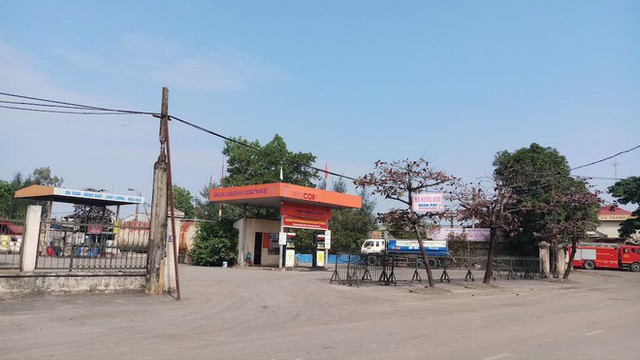  Vụ hàng nghìn lít dầu tràn ở Thanh Hóa: Dân làng đổ xô mang can ra hớt dầu - Ảnh 1.