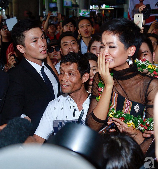 HHen Niê bật khóc nức nở khi vừa đặt chân về Việt Nam sau hành trình thần thánh tại Miss Universe 2018 - Ảnh 11.