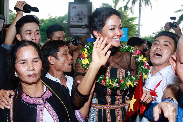 HHen Niê bật khóc nức nở khi vừa đặt chân về Việt Nam sau hành trình thần thánh tại Miss Universe 2018 - Ảnh 14.