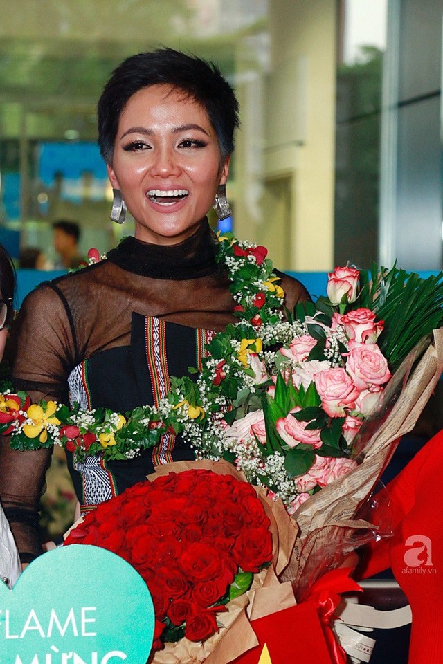 HHen Niê bật khóc nức nở khi vừa đặt chân về Việt Nam sau hành trình thần thánh tại Miss Universe 2018 - Ảnh 17.