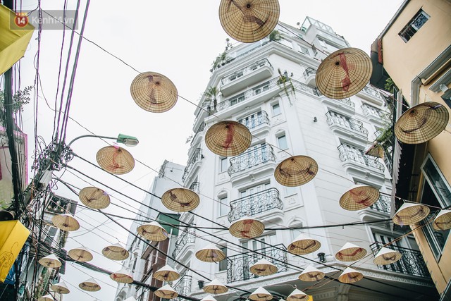 Sau con đường ô lãng mạn, Hà Nội xuất hiện Hội An thu nhỏ với 1.000 chiếc nón lá trên cao - Ảnh 2.