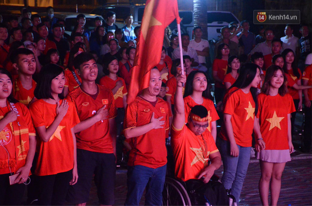 Người dân rộn ràng cờ hoa xuống phố, cháy hết mình cùng đội tuyển Việt Nam trong trận đấu với Philippines - Ảnh 3.