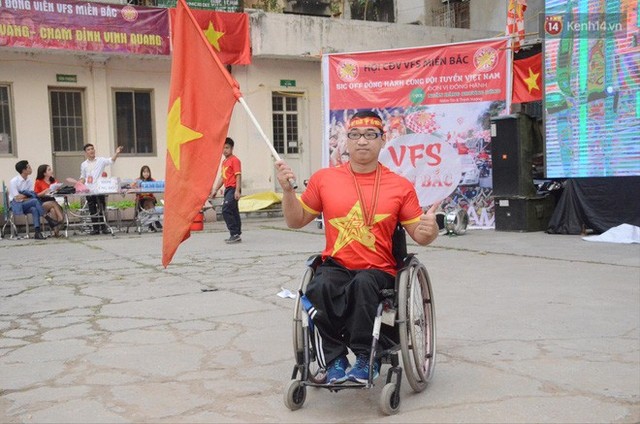 Người dân rộn ràng cờ hoa xuống phố, cháy hết mình cùng đội tuyển Việt Nam trong trận đấu với Philippines - Ảnh 17.