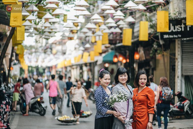 Sau con đường ô lãng mạn, Hà Nội xuất hiện Hội An thu nhỏ với 1.000 chiếc nón lá trên cao - Ảnh 11.