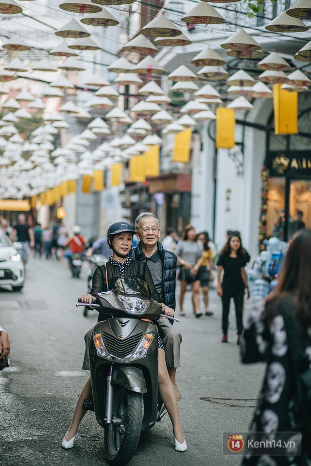 Sau con đường ô lãng mạn, Hà Nội xuất hiện Hội An thu nhỏ với 1.000 chiếc nón lá trên cao - Ảnh 14.