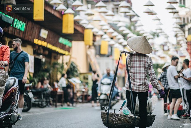 Sau con đường ô lãng mạn, Hà Nội xuất hiện Hội An thu nhỏ với 1.000 chiếc nón lá trên cao - Ảnh 16.