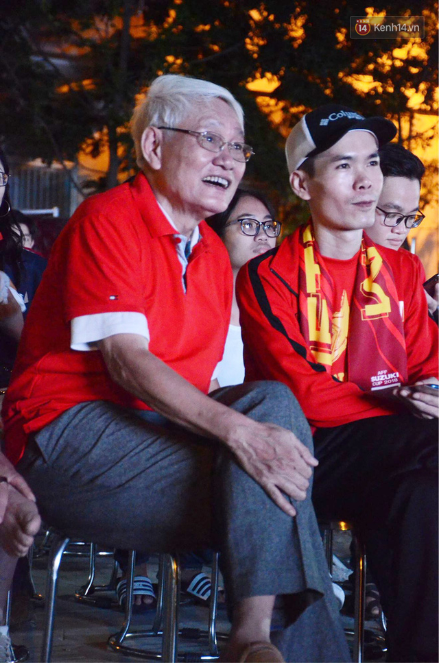 Người dân rộn ràng cờ hoa xuống phố, cháy hết mình cùng đội tuyển Việt Nam trong trận đấu với Philippines - Ảnh 4.