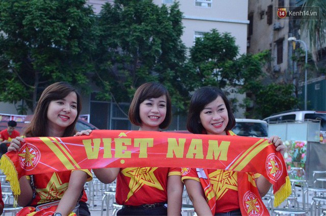 Người dân rộn ràng cờ hoa xuống phố, cháy hết mình cùng đội tuyển Việt Nam trong trận đấu với Philippines - Ảnh 18.