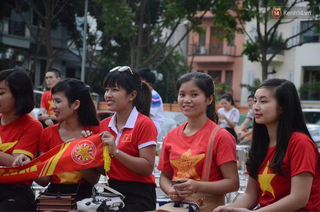 Người dân rộn ràng cờ hoa xuống phố, cháy hết mình cùng đội tuyển Việt Nam trong trận đấu với Philippines - Ảnh 19.