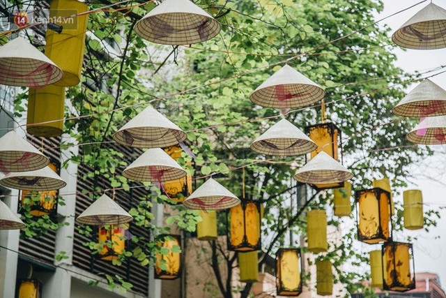 Sau con đường ô lãng mạn, Hà Nội xuất hiện Hội An thu nhỏ với 1.000 chiếc nón lá trên cao - Ảnh 5.