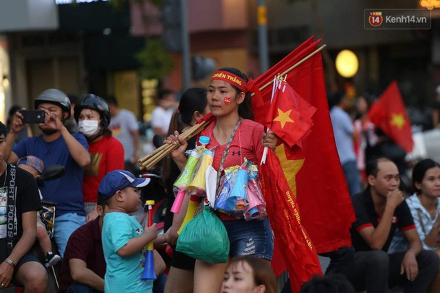 Người dân rộn ràng cờ hoa xuống phố, cháy hết mình cùng đội tuyển Việt Nam trong trận đấu với Philippines - Ảnh 14.