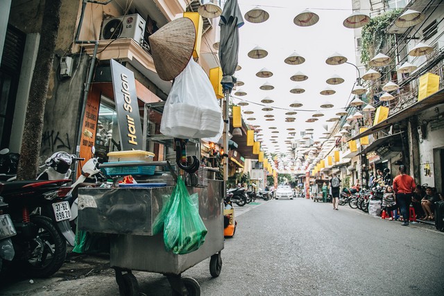 Sau con đường ô lãng mạn, Hà Nội xuất hiện Hội An thu nhỏ với 1.000 chiếc nón lá trên cao - Ảnh 8.