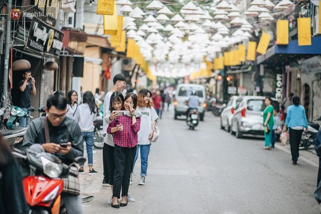 Sau con đường ô lãng mạn, Hà Nội xuất hiện Hội An thu nhỏ với 1.000 chiếc nón lá trên cao - Ảnh 10.