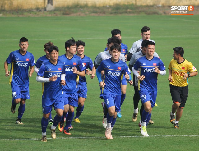 Xuân Trường nỗ lực không ngừng trong buổi tập đầu tiên hướng tới Asian Cup 2019 - Ảnh 1.