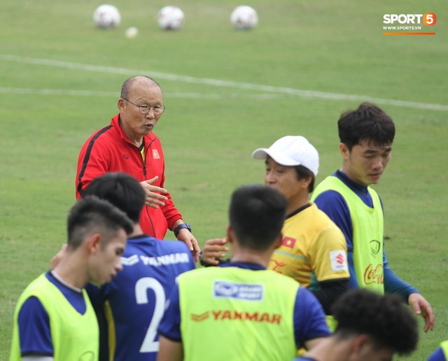 Xuân Trường nỗ lực không ngừng trong buổi tập đầu tiên hướng tới Asian Cup 2019 - Ảnh 4.