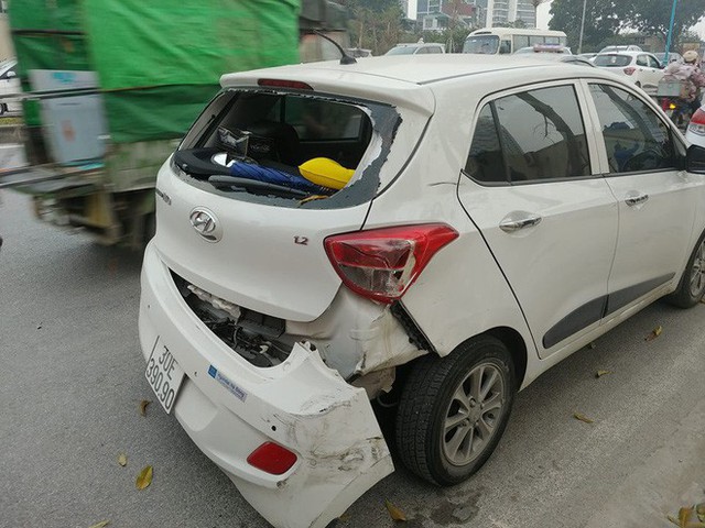  Ô tô đâm liên hoàn trên phố Hà Nội, 2 xe sang Mercedes và BMW hư hỏng nặng - Ảnh 1.