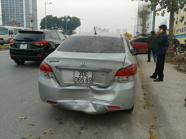  Ô tô đâm liên hoàn trên phố Hà Nội, 2 xe sang Mercedes và BMW hư hỏng nặng - Ảnh 3.