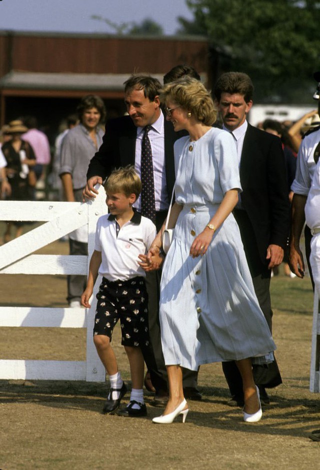  Những bức ảnh để đời của Công nương Diana bên 2 con chứng tỏ bà vẫn là bà mẹ quốc dân được ái mộ nhất - Ảnh 11.