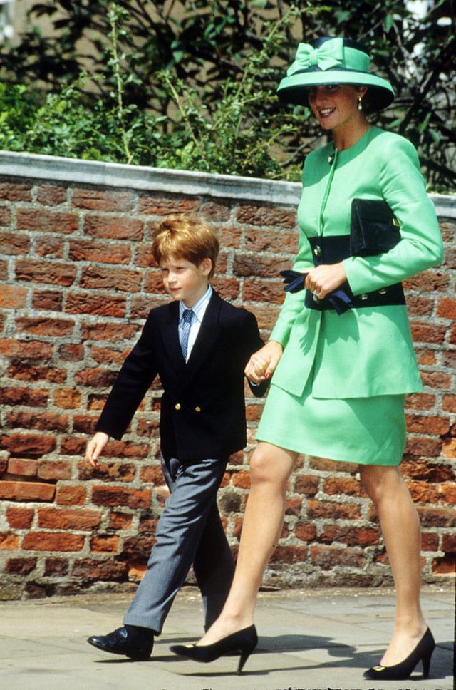 Những bức ảnh để đời của Công nương Diana bên 2 con chứng tỏ bà vẫn là bà mẹ quốc dân được ái mộ nhất - Ảnh 12.