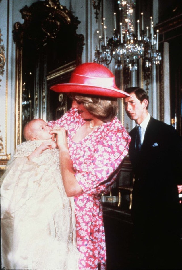  Những bức ảnh để đời của Công nương Diana bên 2 con chứng tỏ bà vẫn là bà mẹ quốc dân được ái mộ nhất - Ảnh 3.